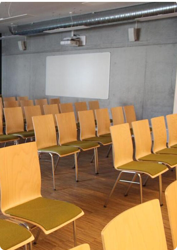 Sall mit Holzstühlen